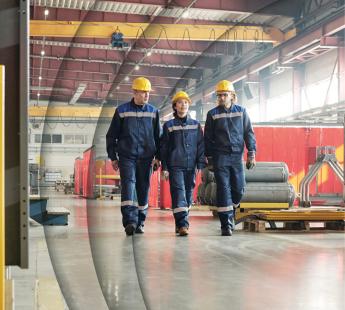 3 medewerkers lopen in metaalfabriek 