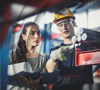 2 medewerkers in overleg metaalfabriek