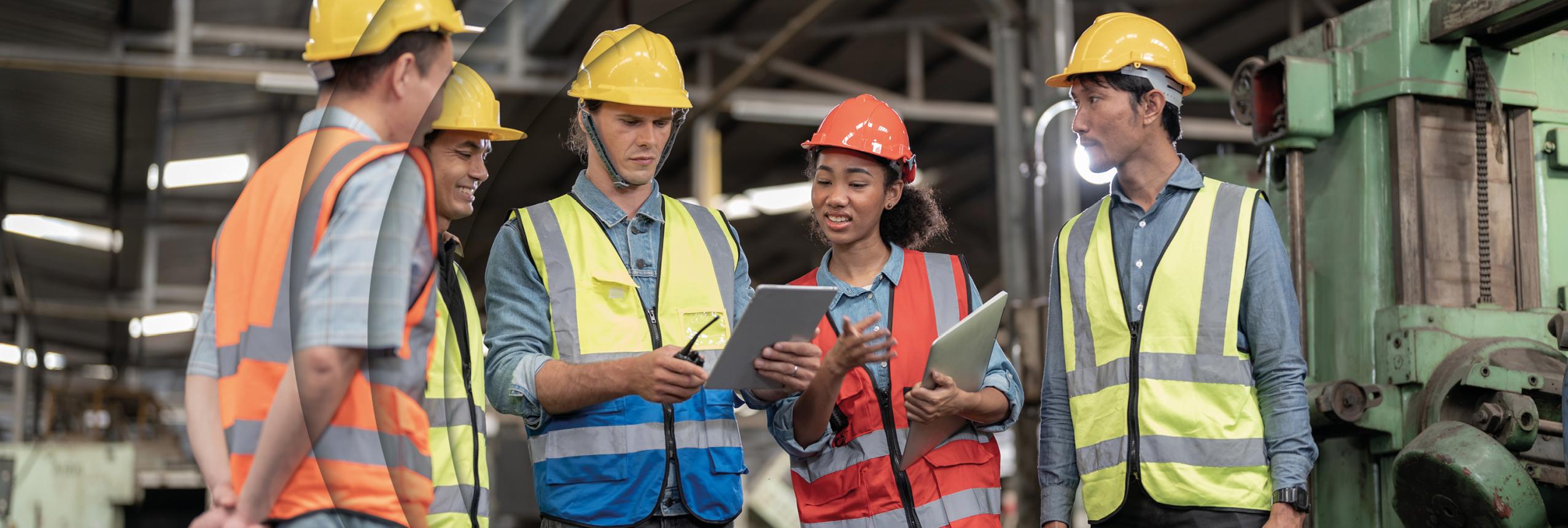 medewerkers fabriek in overleg